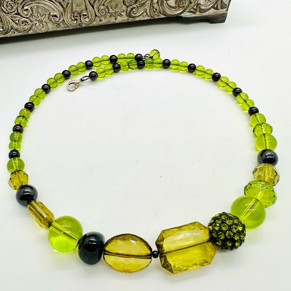 Green Glass Statement Necklace - Picture 12 of 12
